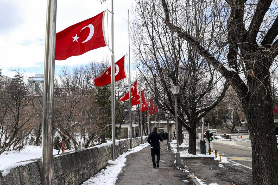 TBMM'deki bütün bayraklar yarıya indirilirken o bayrağa dokunulmadı! Bakın neden... 6